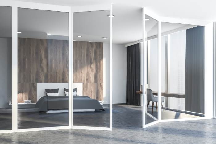 Распашные перегородки из стекла