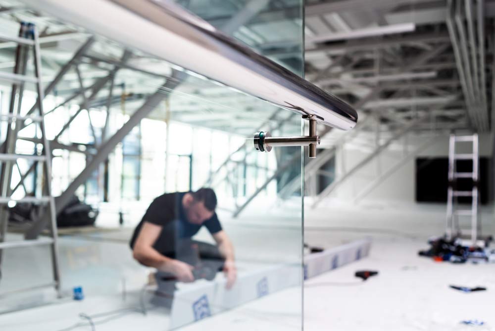 Установка стеклянных перегородок