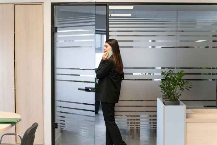 Как собрать и установить перегородку из стекла своими руками