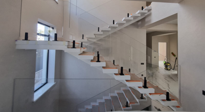 Проект лестничные ограждения из стекла в частном доме г. Ставрополь