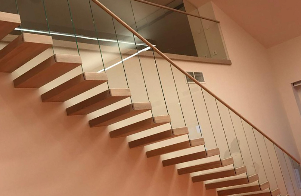 Проект лестничные перила в частных домах ООО "Альбион Гласс"